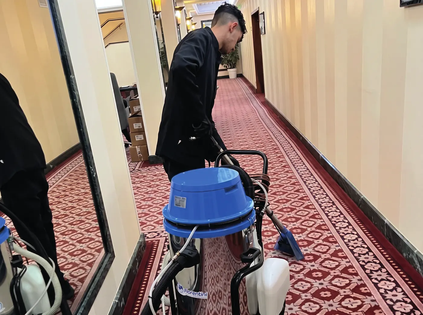 Lavaggio della moquette nel corridoio di un hotel con macchina a iniezione-estrazione