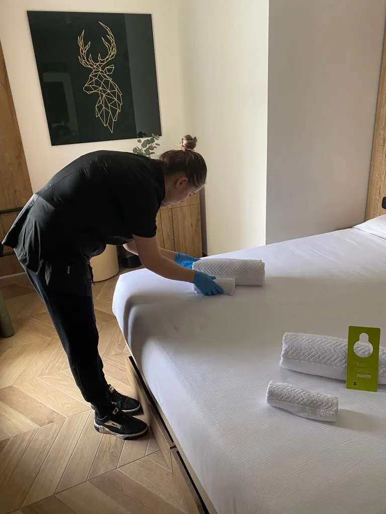 Riassetto del letto e preparazione della camera