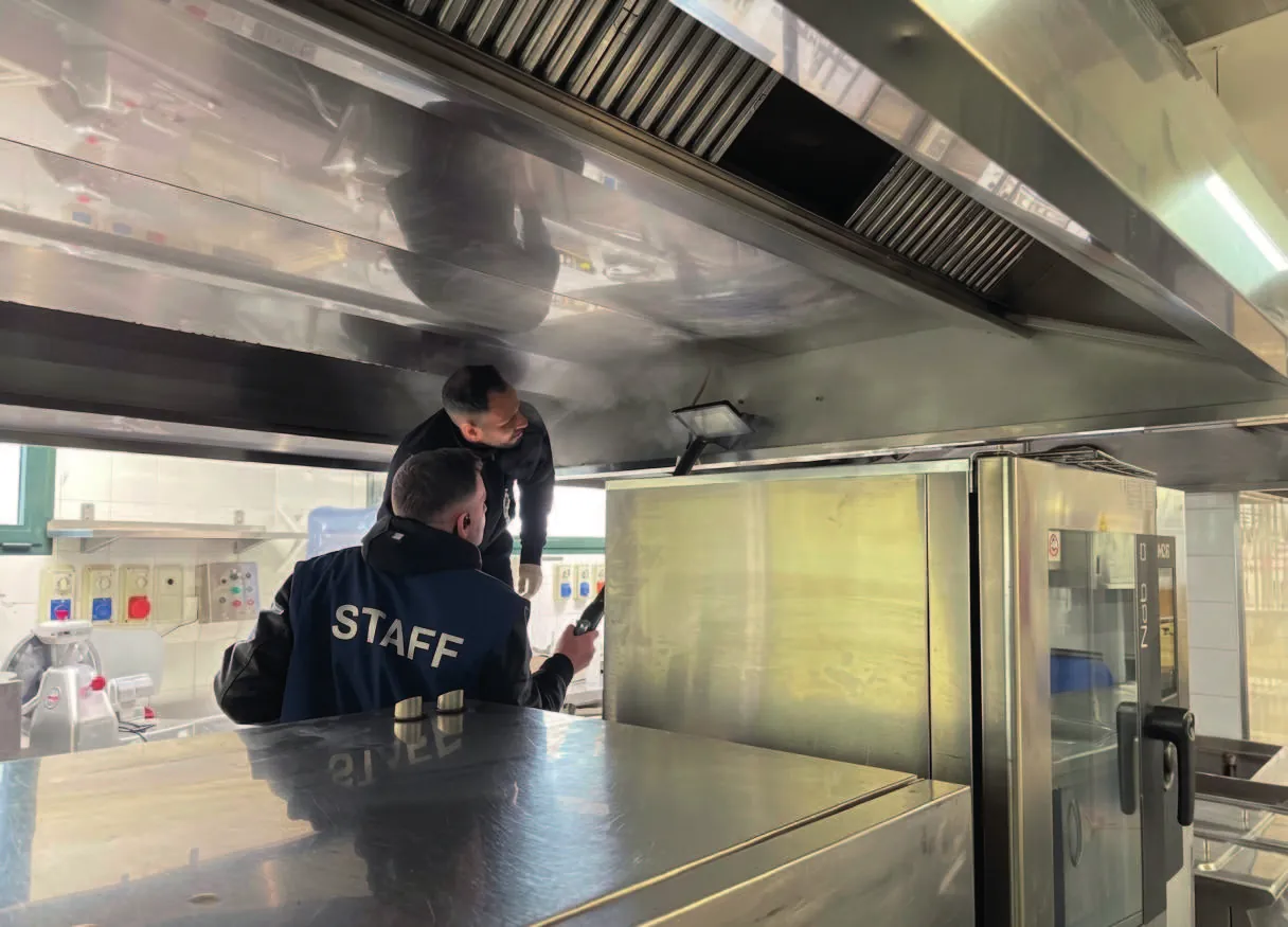 Sgrosso della cappa in una cucina professionale