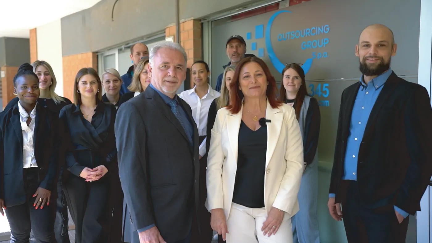 La squadra di Outsourcing Group S.p.A. riunita in ufficio